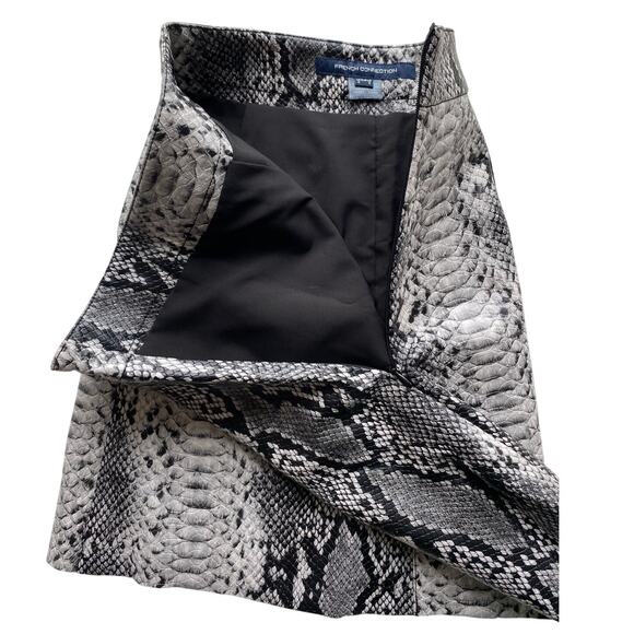 French Connection : NEW Snake Print Textured Faux Leather Mini Skirt : Size 0 - Picture 3 of 8
